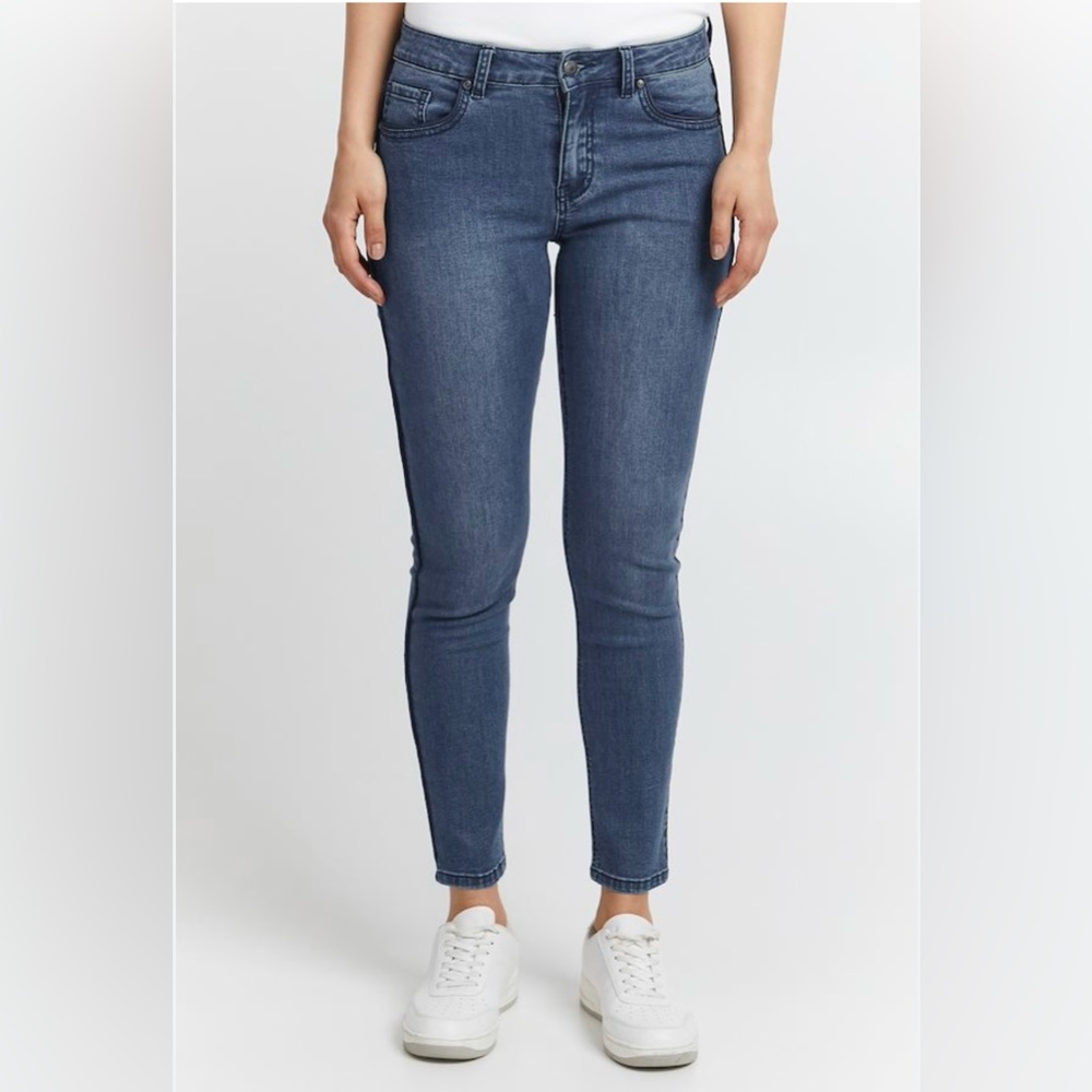 R Jeans size 32 petite, in great condition .